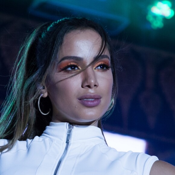 Anitta comemorou ter sido eleita para estampar capa de revista na Colômbia