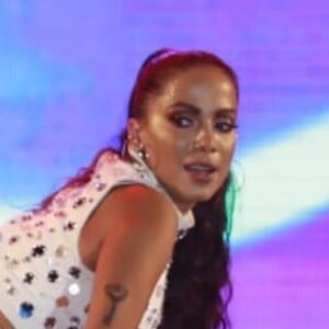 Anitta empinou o bumbum ao refazer cena de Paolla Oliveira na TV