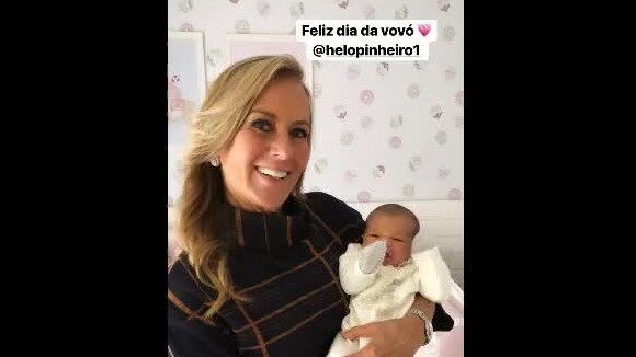 Ticiane Pinheiro mostrou a filha caçula, Manuella, nos braços das avós nesta sexta-feira, 26 de julho de 2019