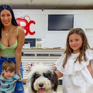 Dupla de Simone, Simaria postou vídeo raro com a filha, Giovanna, de 6 anos: 'MiniColeguinha'. Na foto, cantora está com o filho, Pawel, e o sobrinho, Henry