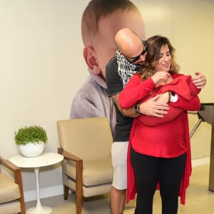 Camilla Camargo e Leonardo Lessa deixaram a maternidade com o filho nesta sexta-feira, 26 de julho de 2019