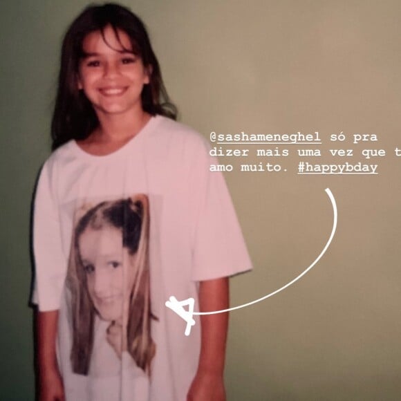 Bruna Marquezine parabeniza Sasha Meneghel com foto antiga e chama atenção com rosto da amiga estampado em look