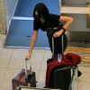 Bruna Marquezine ajeita malas em area de embarque e viaja sozinha