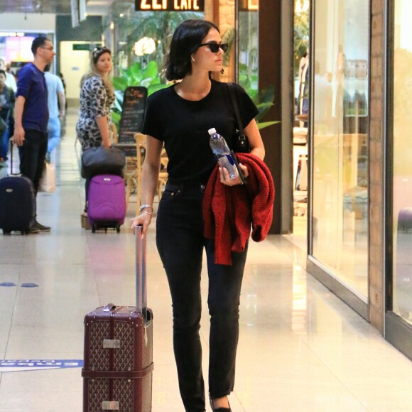 Bruna Marquezine ostentou estilo com look total black ao viajar