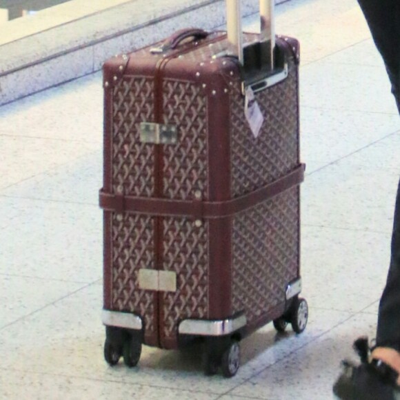 Bruna Marquezine apostou em mala da marca de artigos de luxo parisiense Goyard