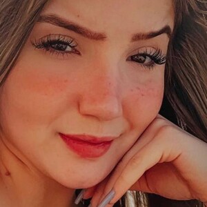 'Menina Fantasma' do SBT, Anna Livya Padilha reagiu após internauta indicar estrias em foto de maiô nude: 'Tem algum problema?'