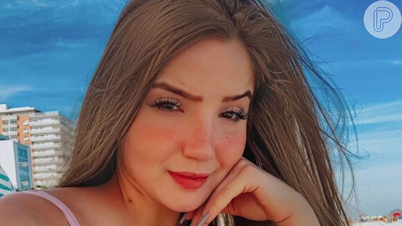 'Menina Fantasma' do SBT, Anna Livya Padilha reagiu após internauta indicar estrias em foto de maiô nude: 'Tem algum problema?'