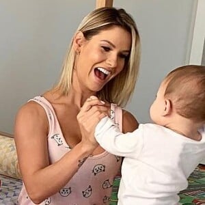 Andressa Suita combina look de dormir com os filhos