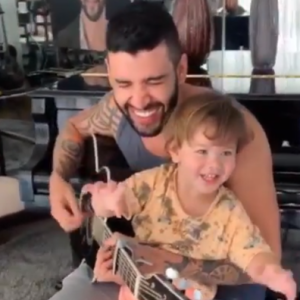 Primogênito, Gabriel adora cantar e tocar instrumentos com o pai