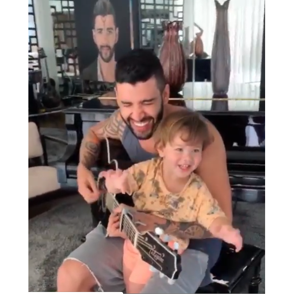 Primogênito, Gabriel adora cantar e tocar instrumentos com o pai