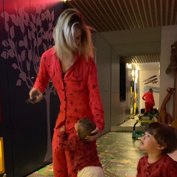 Andressa Suita posta foto usando pijama igual ao dos filhos