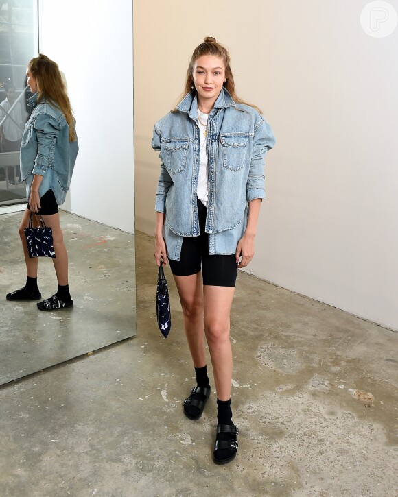 Gigi Hadid combinou a dela com Birkenstocks (com meias!) e jaqueta jeans, bem anos 90
