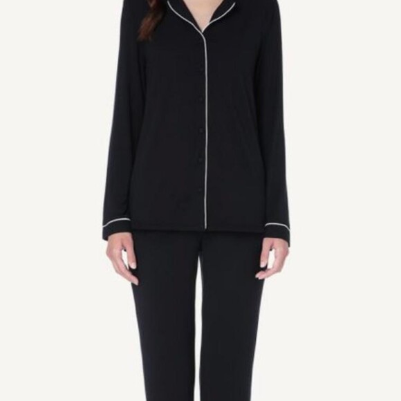 Bruna Marquezine ganha conjunto de cetim com camiseta e calça preta