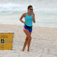 Grazi Massafera corre na praia na companhia de duas amigas, no Rio