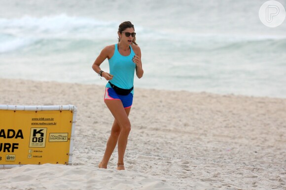 Grazi Massafera corre na praia da Barra da Tijuca, na Zona Oeste do Rio de Janeiro, em 14 de outubro de 2014