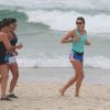 Grazi Massafera corre na praia da Barra da Tijuca, na Zona Oeste do Rio de Janeiro, em 14 de outubro de 2014