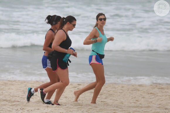 Grazi Massafera se exercita na praia da Barra da Tijuca, na Zona Oeste do Rio de Janeiro