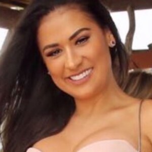 Simone exibe foto com vestido de decote profundo neste domingo, dia 04 de agosto de 2019