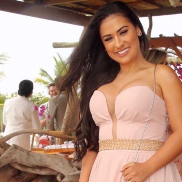 Simone usa vestido rosa com decote neste domingo, dia 04 de agosto de 2019