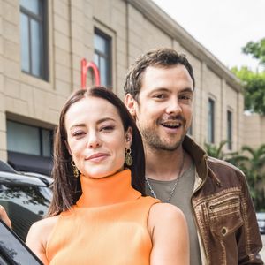 Nos próximos capítulos de 'A Dona do Pedaço', Chiclete (Sérgio Guizé) fica feliz com ciúmes de Vivi (Paolla Oliveira).