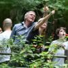 Harrison Ford, sua mulher, Calista Flockhart, e o filho por ela adotado, Liam, se encantam com o Parque Nacional da Tijuca, no Rio, em 20 de fevereiro de 2013