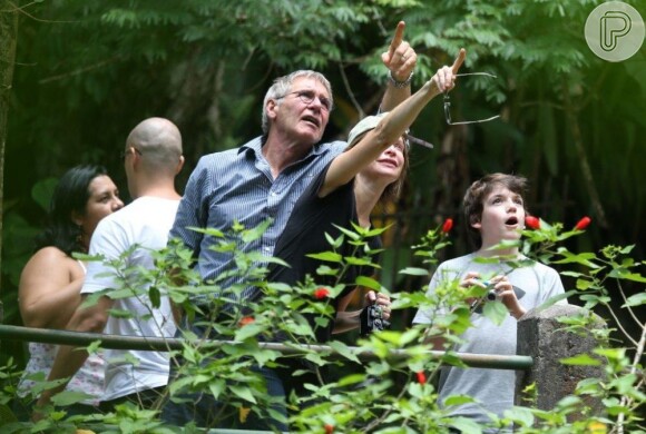 Harrison Ford, sua mulher, Calista Flockhart, e o filho por ela adotado, Liam, se encantam com o Parque Nacional da Tijuca, no Rio, em 20 de fevereiro de 2013