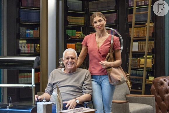 Paloma (Grazi Massafera) leva Alberto (Antonio Fagundes) para ensaio da Unidos de Bom Sucesso na novela 'Bom Sucesso' no capítulo de quarta-feira, 14 de agosto de 2019