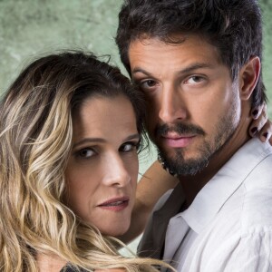 Nos próximos capítulos da novela 'Bom Sucesso', Silvana (Ingrid Guimarães) arma pedido de casamento de Marcos (Romulo Estrela) em frente aos fotógrafos na segunda-feira, 12 de agosto de 2019