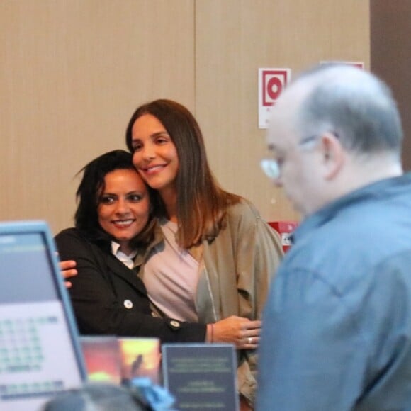 Ivete Sangalo posa com fã durante passeio no shopping