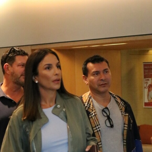 Ivete Sangalo usou um look confortável para o passeio no shopping