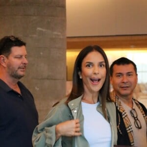 Ivete Sangalo fez caras e bocas divertidas para o paparazzo durante o passeio