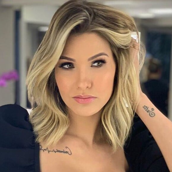 Andressa Suita chama atenção com vestido glamouroso em evento nesta terça-feira, dia 06 de agosto de 2019