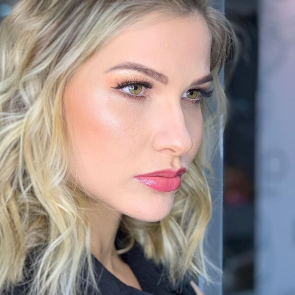 Andressa Suita aposta em cabelo preso na lateral para evento nesta terça-feira, dia 06 de agosto de 2019