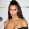 Kim Kardashian aparece com rosto irreconhecível e fãs questionam se é photoshop ou nova plástica