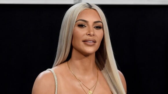 Kim Kardashian confunde fãs com rosto diferente em foto: 'Não parece real'