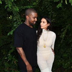 Kim Kardashian posta foto com marido, Kanye West, e filhos e rosto aparece aveludado, com traços diferentes