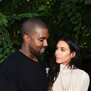 Kim Kardashian posta foto com marido, Kanye West, e filhos e rosto aparece aveludado, com traços diferentes