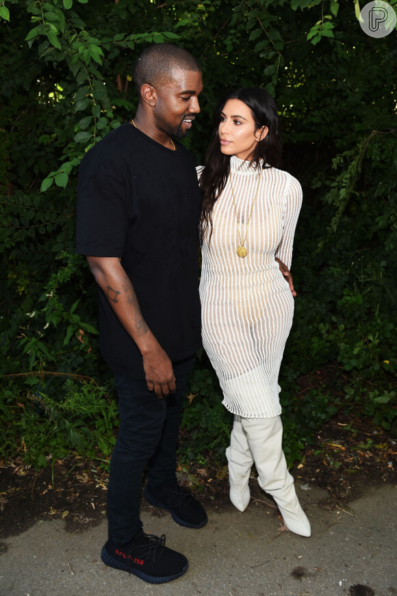 Kim Kardashian posta foto com marido, Kanye West, e filhos e rosto aparece aveludado, com traços diferentes