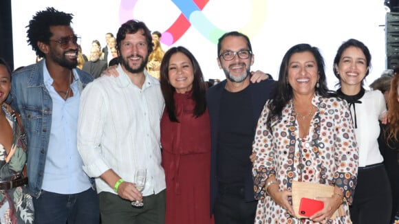 Adriana Esteves surge com cabelo novo para novela 'Amor de Mãe' em evento global