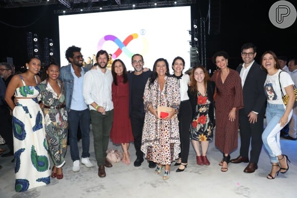 Adriana Esteves posou com o elenco da novela 'Amor de Mãe' no evento inaugural do MG4, novo estúdio da Globo
