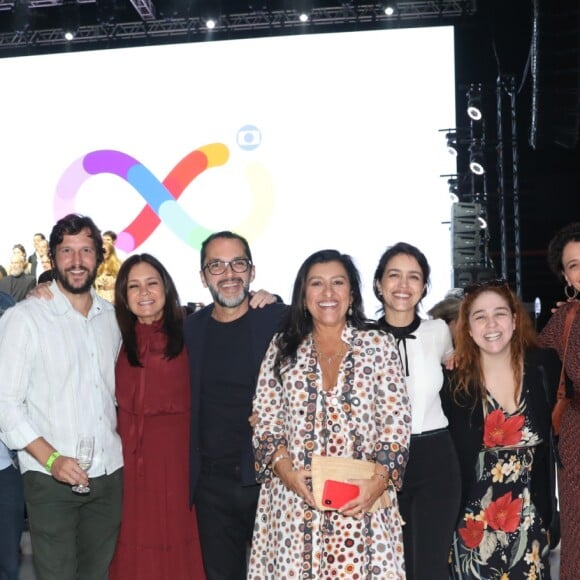 Adriana Esteves posou com o elenco da novela 'Amor de Mãe' no evento inaugural do MG4, novo estúdio da Globo