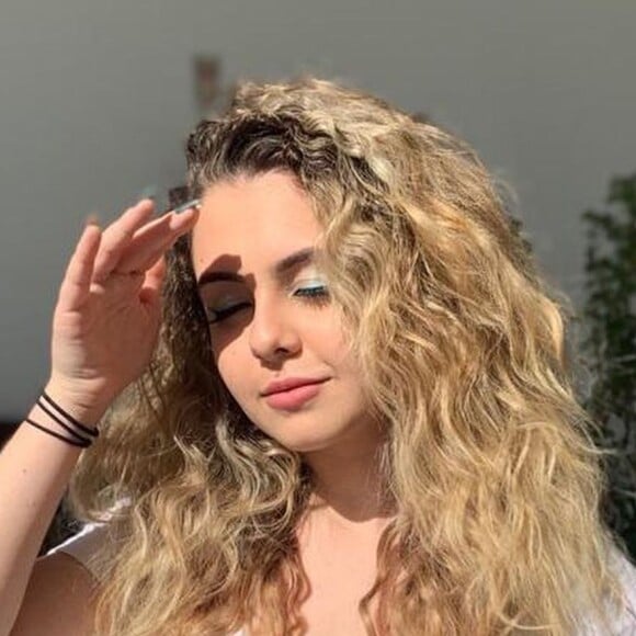 Klara Castanho foi comparada à mulher de Piqué ao surgir com o cabelo ondulado: 'Shakira brasileira'