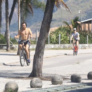 Sergio Guizé e Bianca Bin se exercitaram na Praia do Recreio dos Bandeirantes, Zona Oeste do Rio de Janeiro