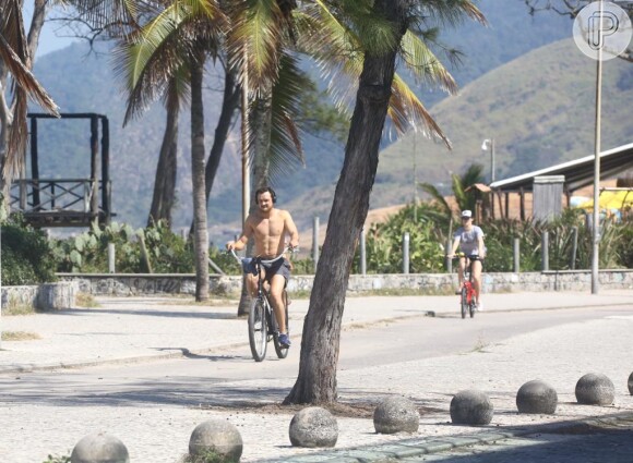 Sergio Guizé e Bianca Bin se exercitaram na Praia do Recreio dos Bandeirantes, Zona Oeste do Rio de Janeiro