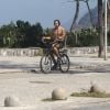 Sergio Guizé foi visto pedalando na Praia do Recreio dos Bandeirantes, Zona Oeste do Rio 