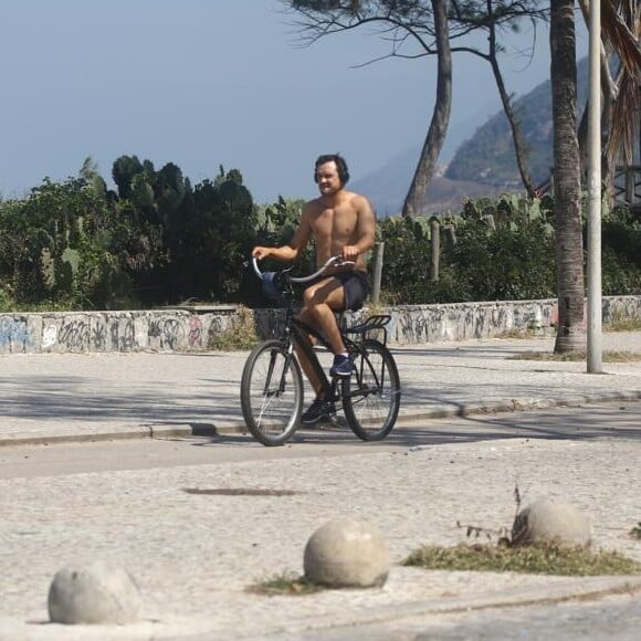 Sergio Guizé foi visto pedalando na Praia do Recreio dos Bandeirantes, Zona Oeste do Rio 