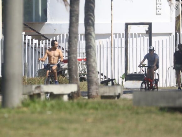 Sergio Guizé e Bianca Bin andaram de bike na Praia do Recreio dos Bandeirantes, Zona Oeste do Rio 