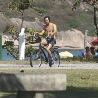 Juntinhos! Sergio Guizé anda de bicicleta com mulher, Bianca Bin, em orla do Rio