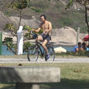 Sergio Guizé foi fotografado pedalando ao lado da mulher, Bianca Bin, na Praia do Recreio dos Bandeirantes, Zona Oeste do Rio nesta sexta-feira, 9 de agosto de 2019