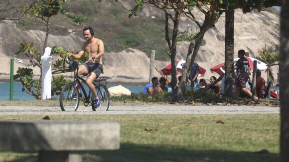 Juntinhos! Sergio Guizé anda de bicicleta com mulher, Bianca Bin, em orla do Rio